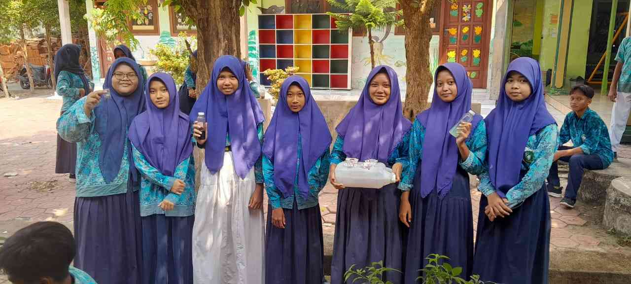 Siswa Membuat Tanaman Hidroponik